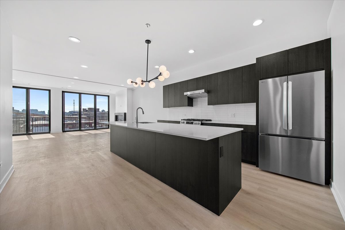 1801 W Grand Avenue Unit: 402