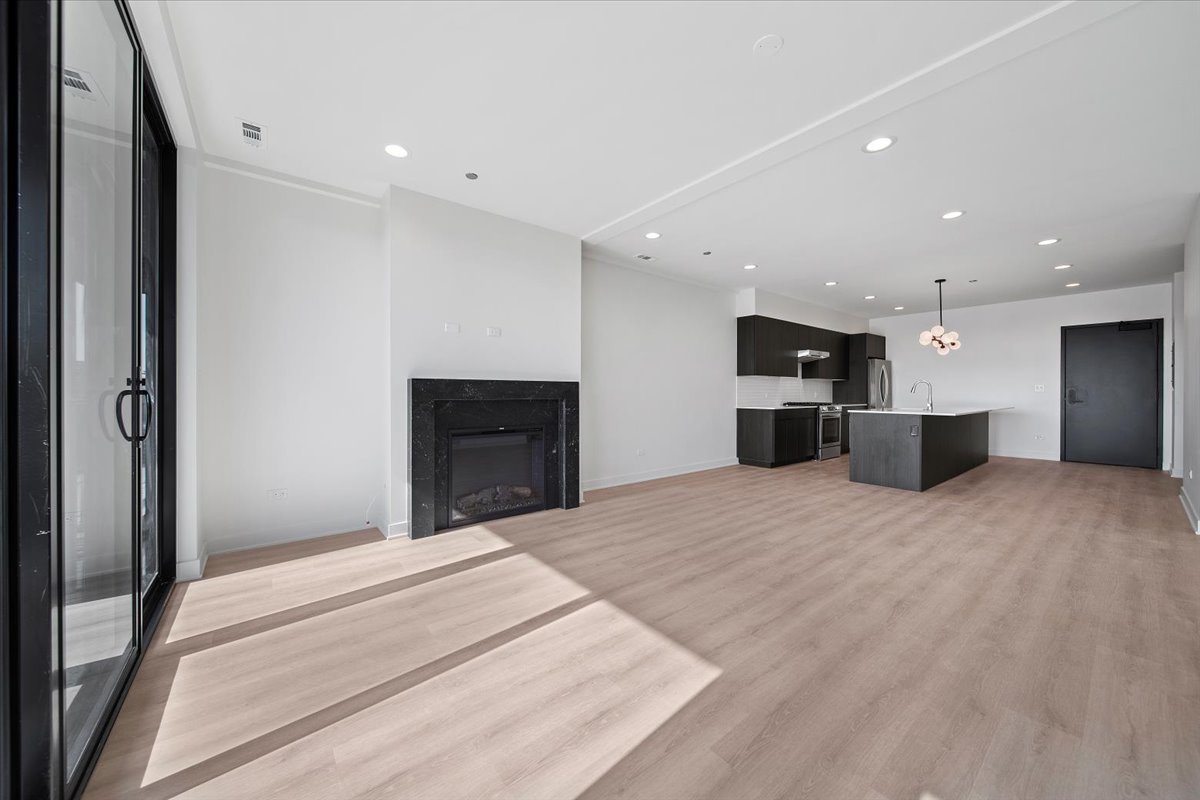 1801 W Grand Avenue Unit: 402