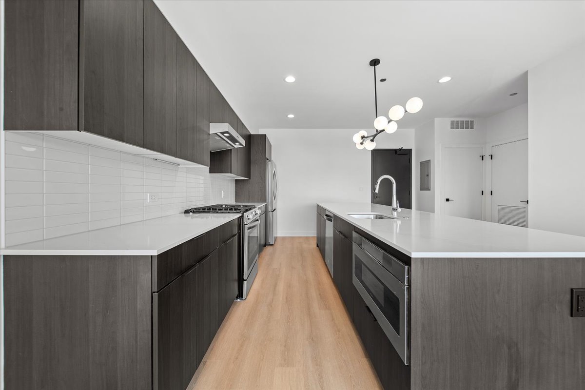 1801 W Grand Avenue Unit: 402