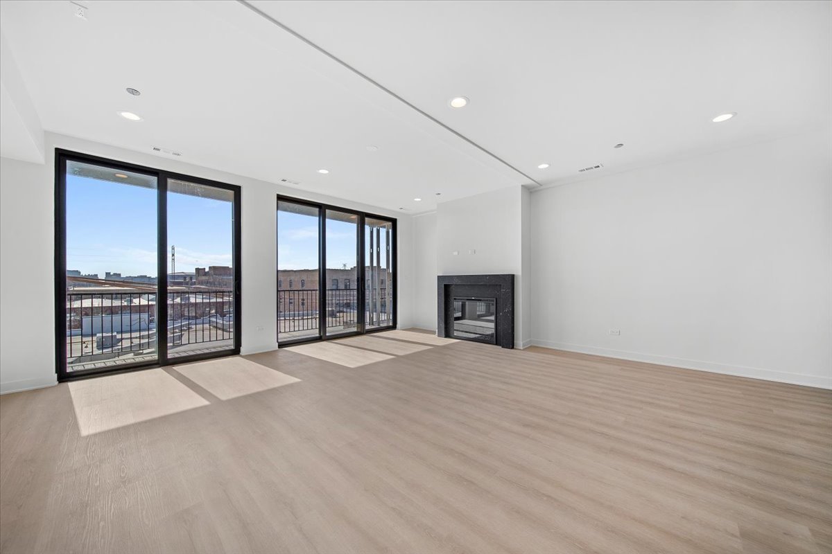 1801 W Grand Avenue Unit: 402