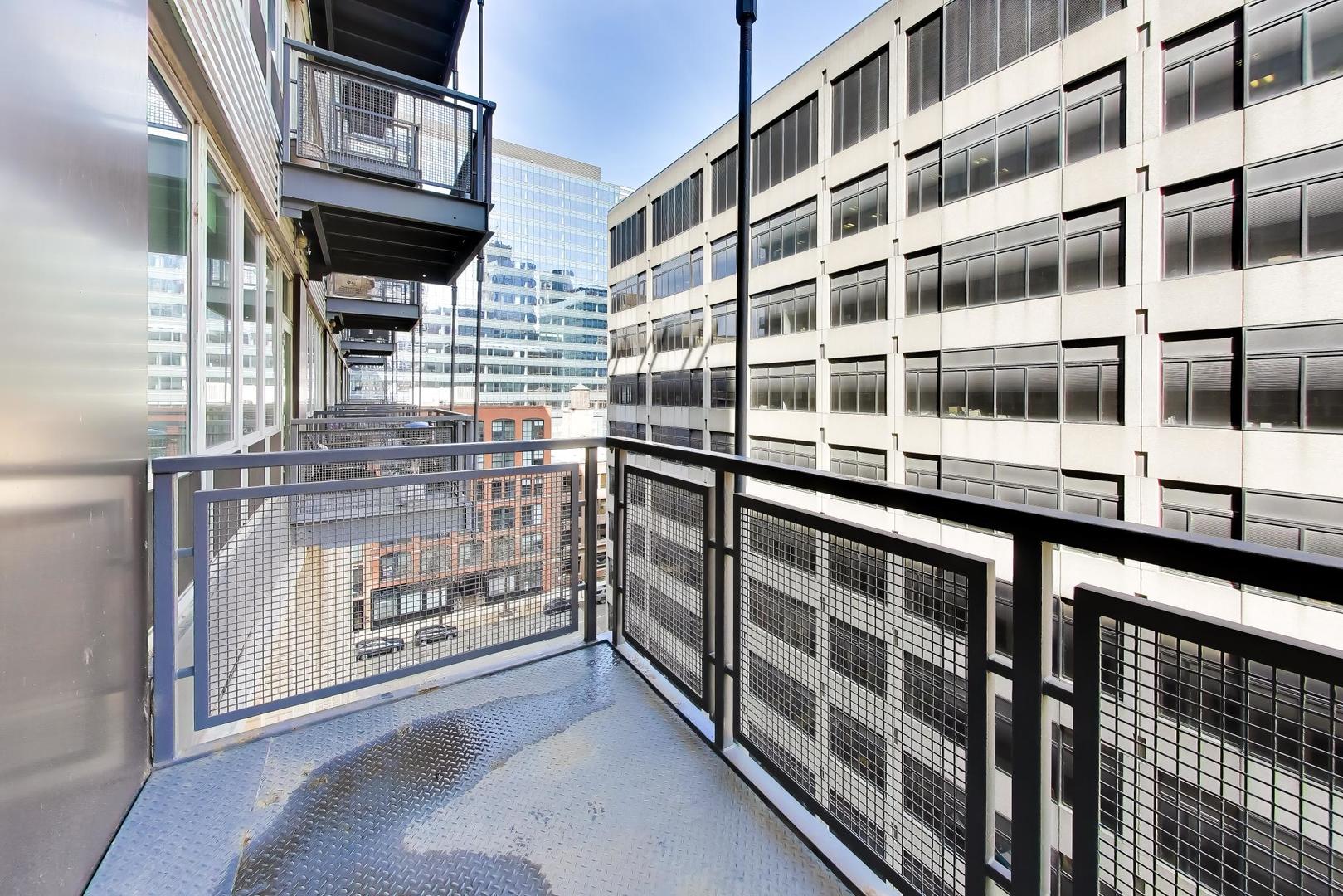565 W Quincy Street Unit: 801