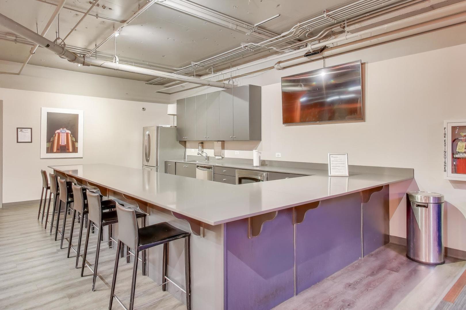 565 W Quincy Street Unit: 801