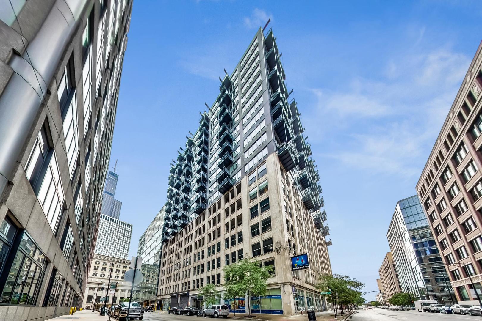 565 W Quincy Street Unit: 801