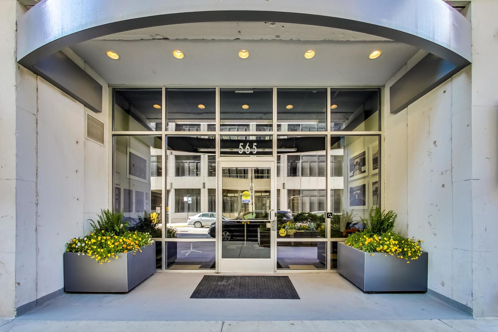 565 W Quincy Street Unit: 801