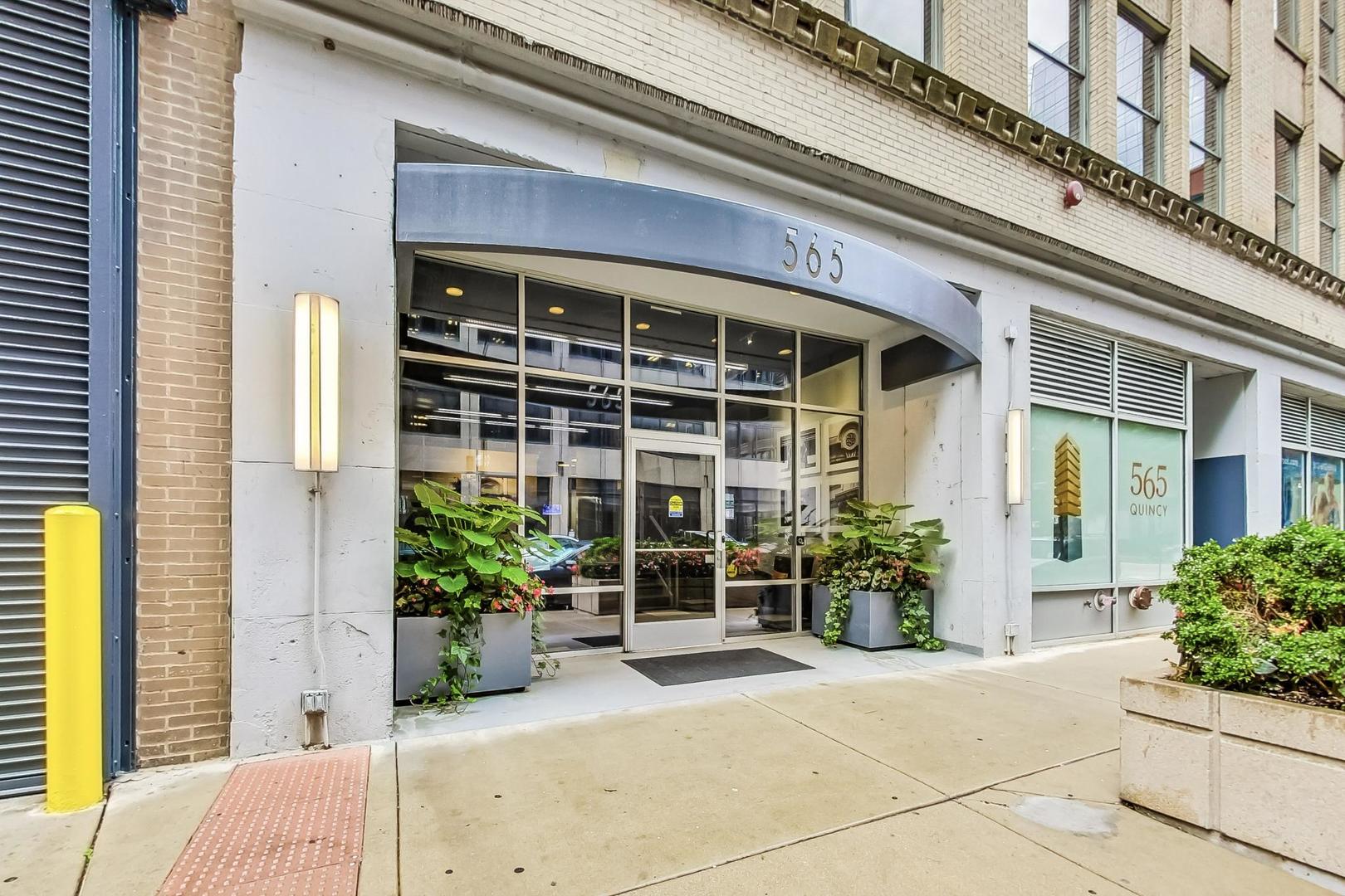 565 W Quincy Street Unit: 801