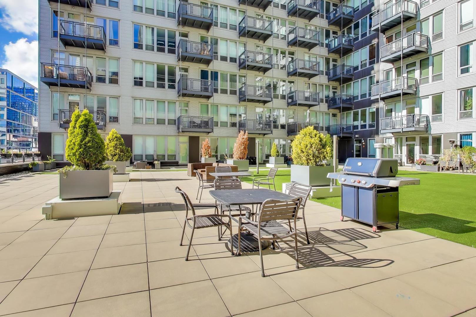 565 W Quincy Street Unit: 801