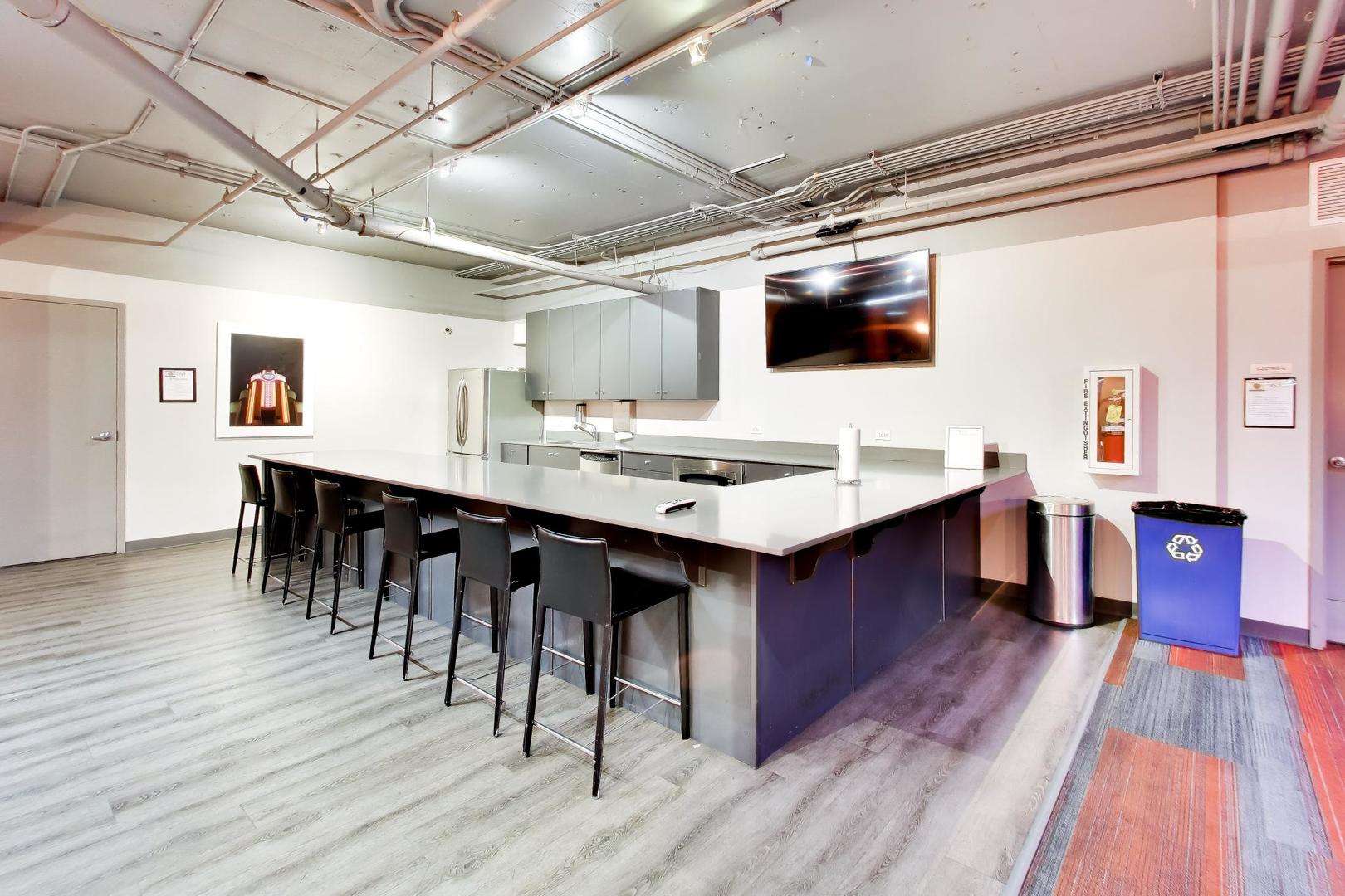 565 W Quincy Street Unit: 801