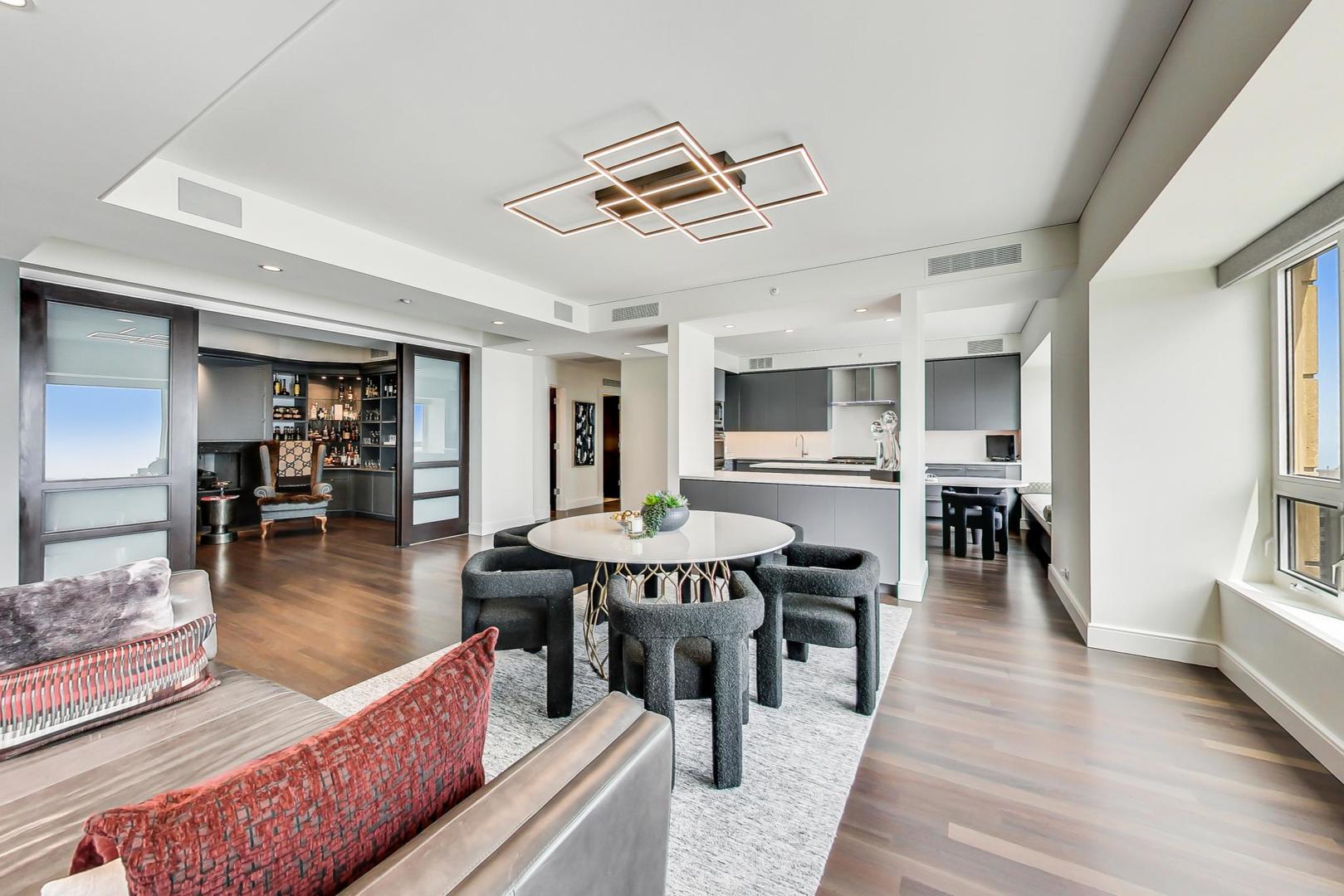 800 N MICHIGAN Avenue Unit: 4801