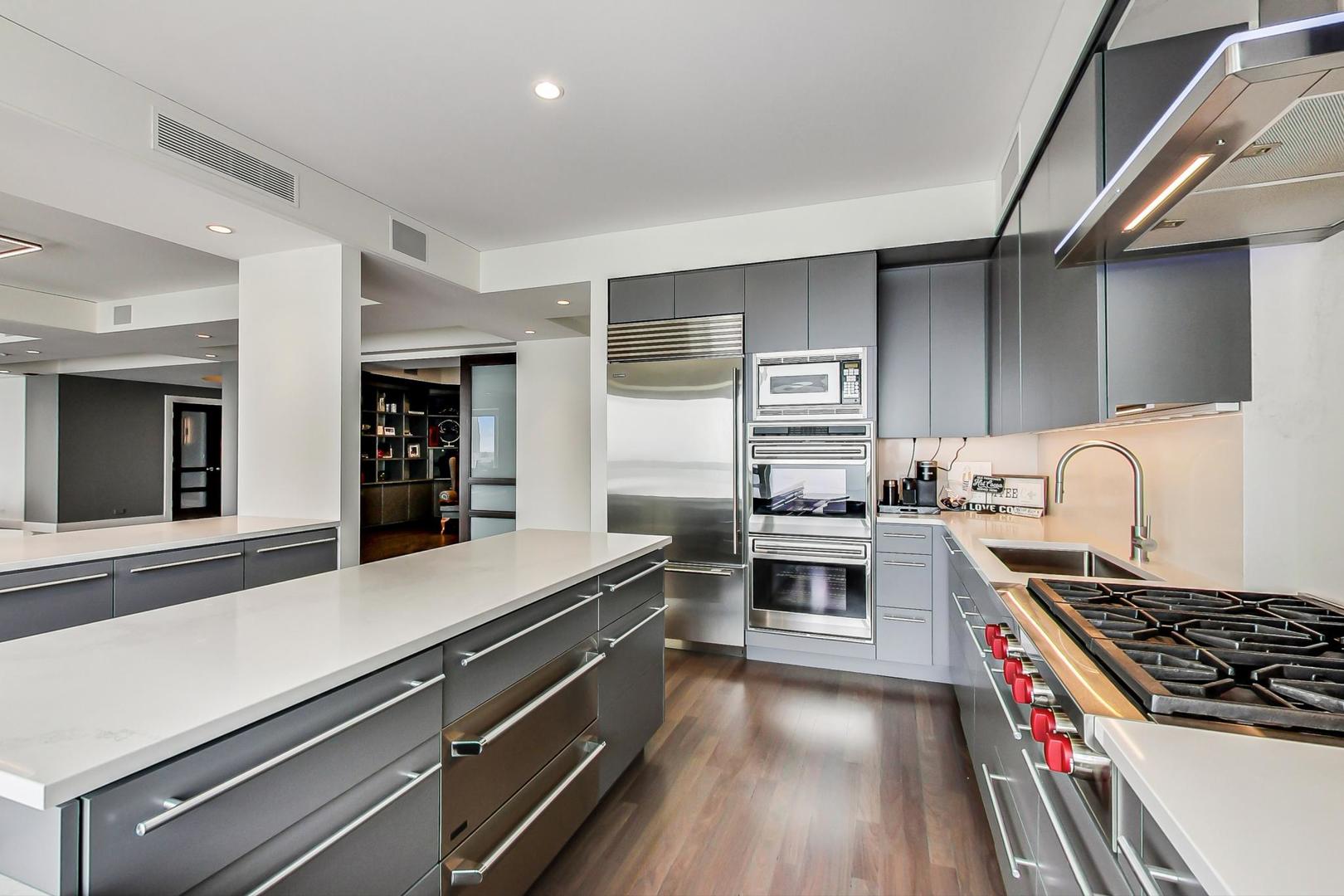800 N MICHIGAN Avenue Unit: 4801