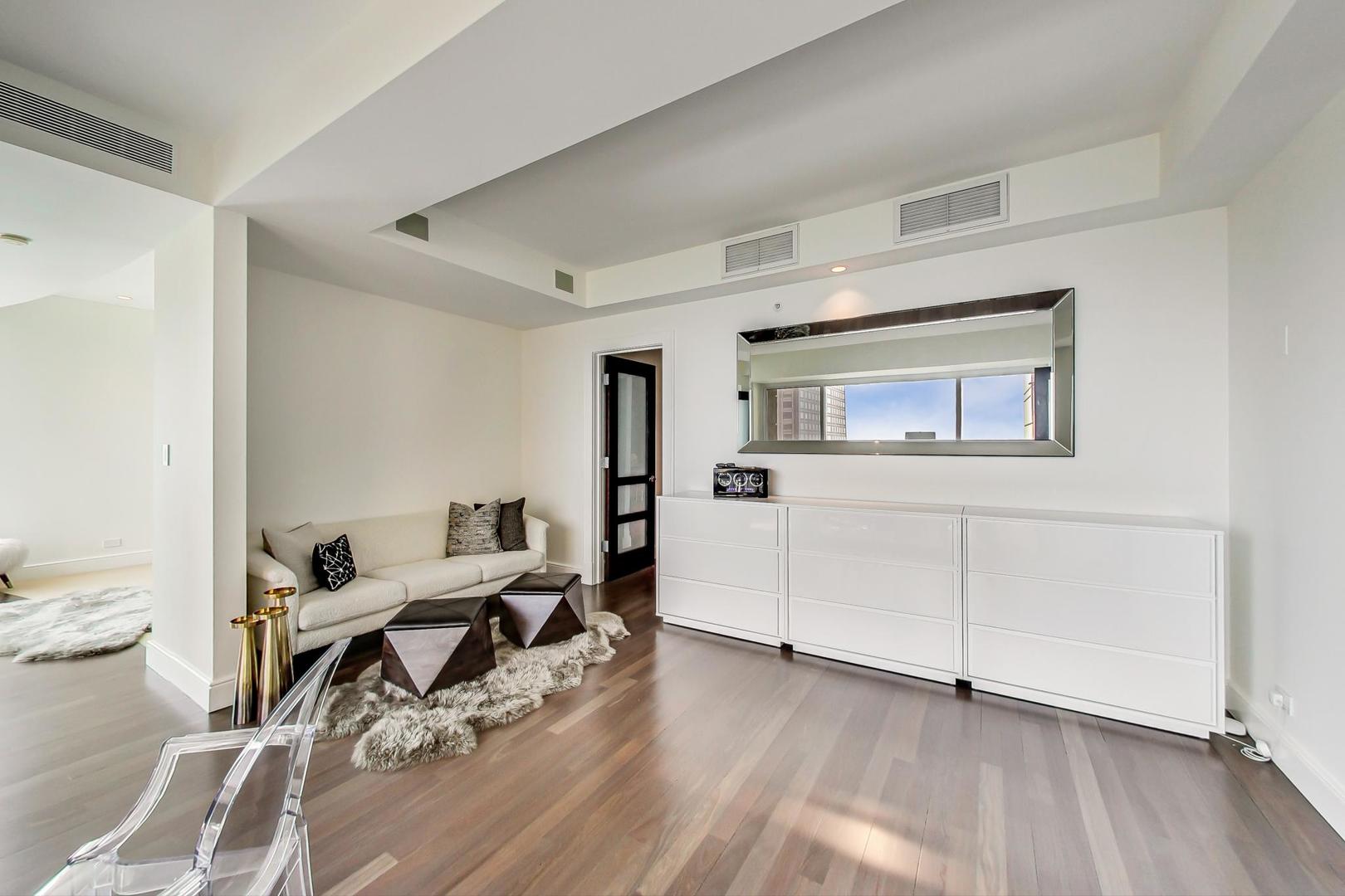 800 N MICHIGAN Avenue Unit: 4801