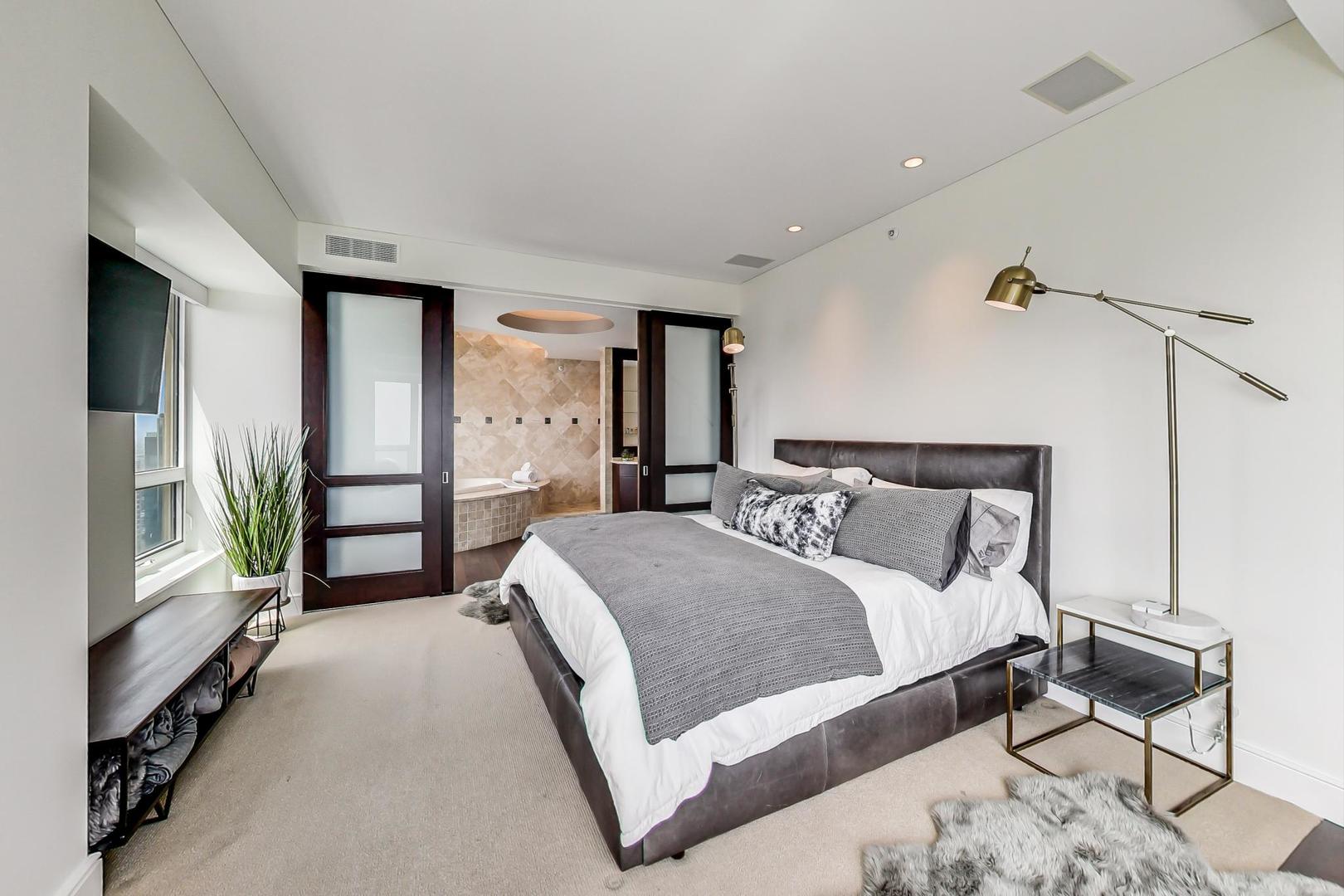 800 N MICHIGAN Avenue Unit: 4801