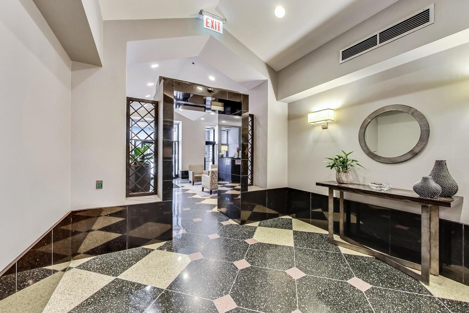 111 W MAPLE Street Unit: 1503