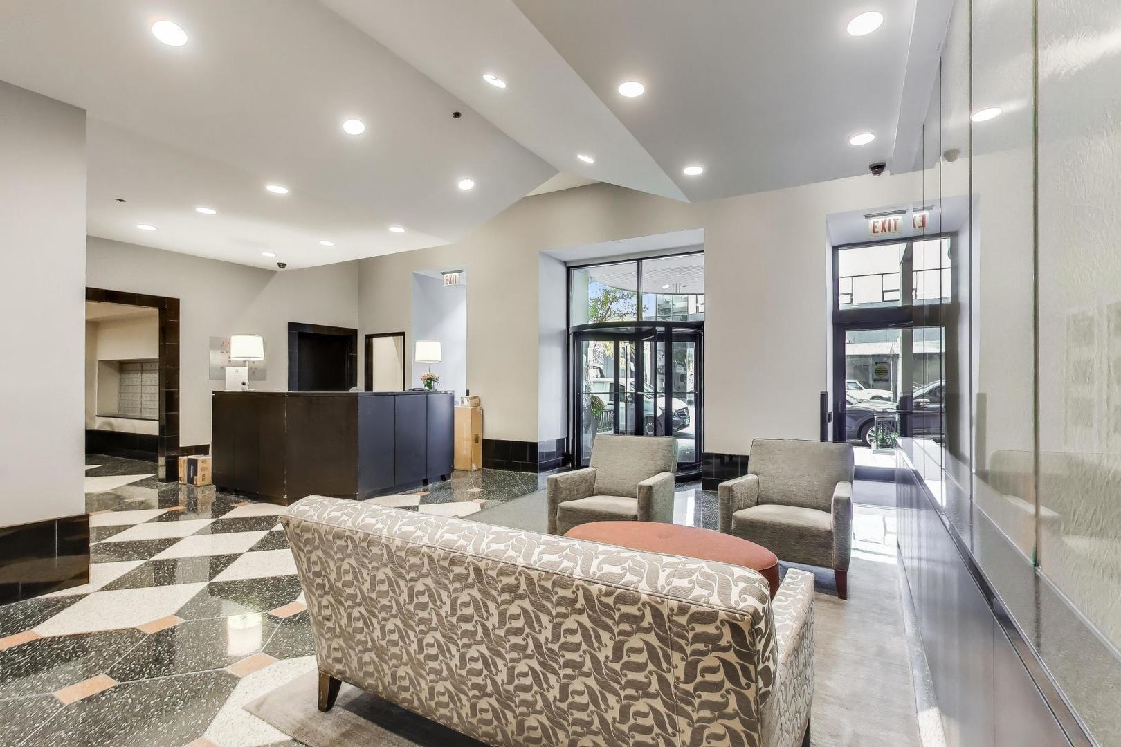 111 W MAPLE Street Unit: 1503