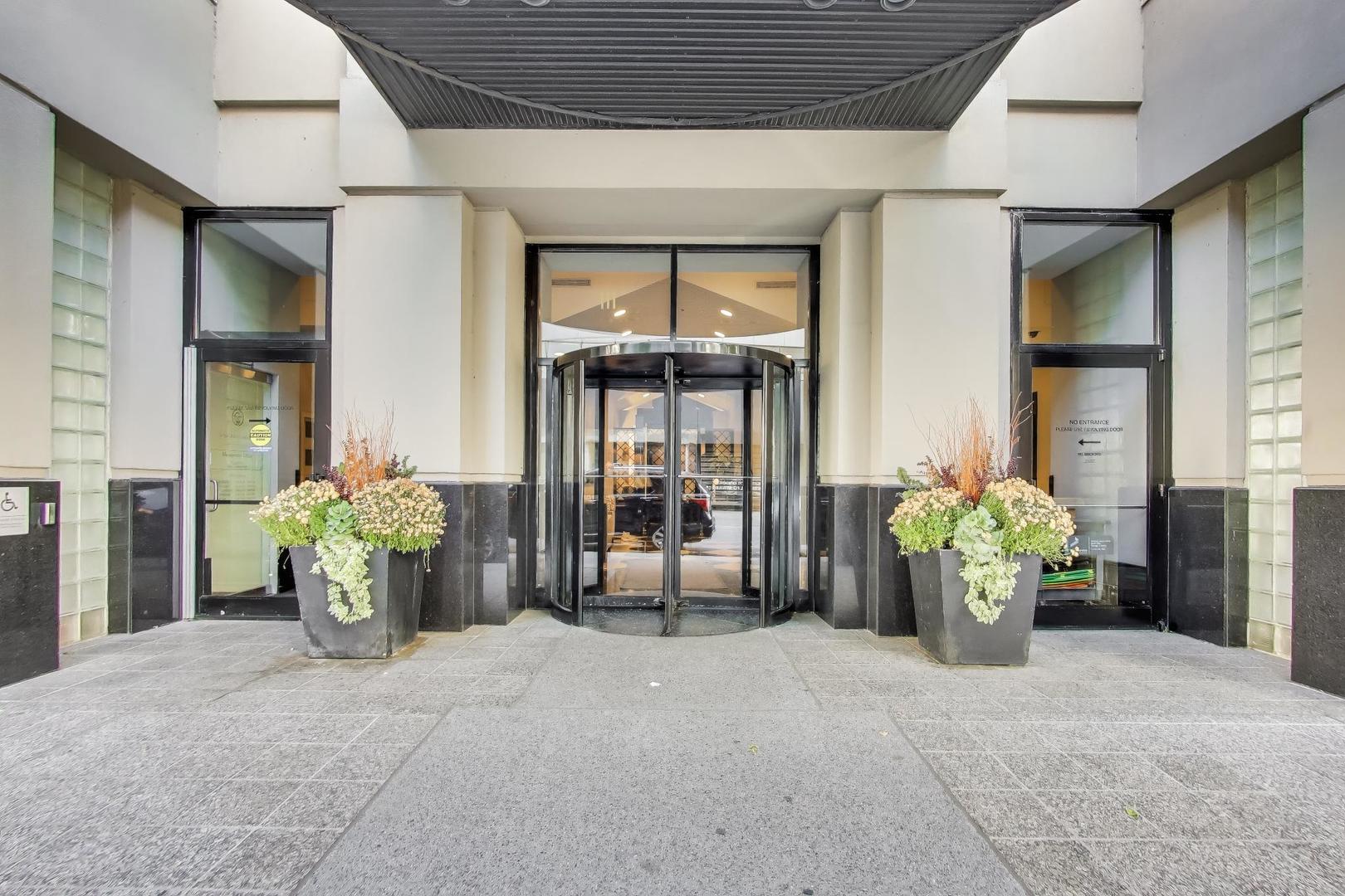 111 W MAPLE Street Unit: 1503