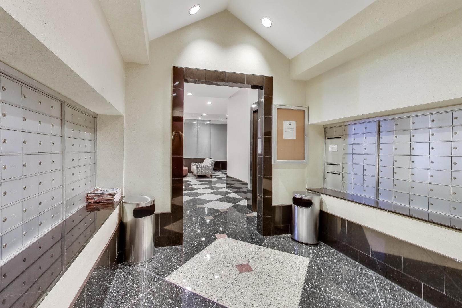 111 W MAPLE Street Unit: 1503