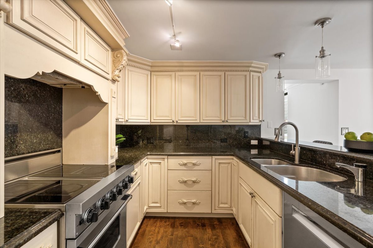 1221 N Dearborn Street Unit: 604S