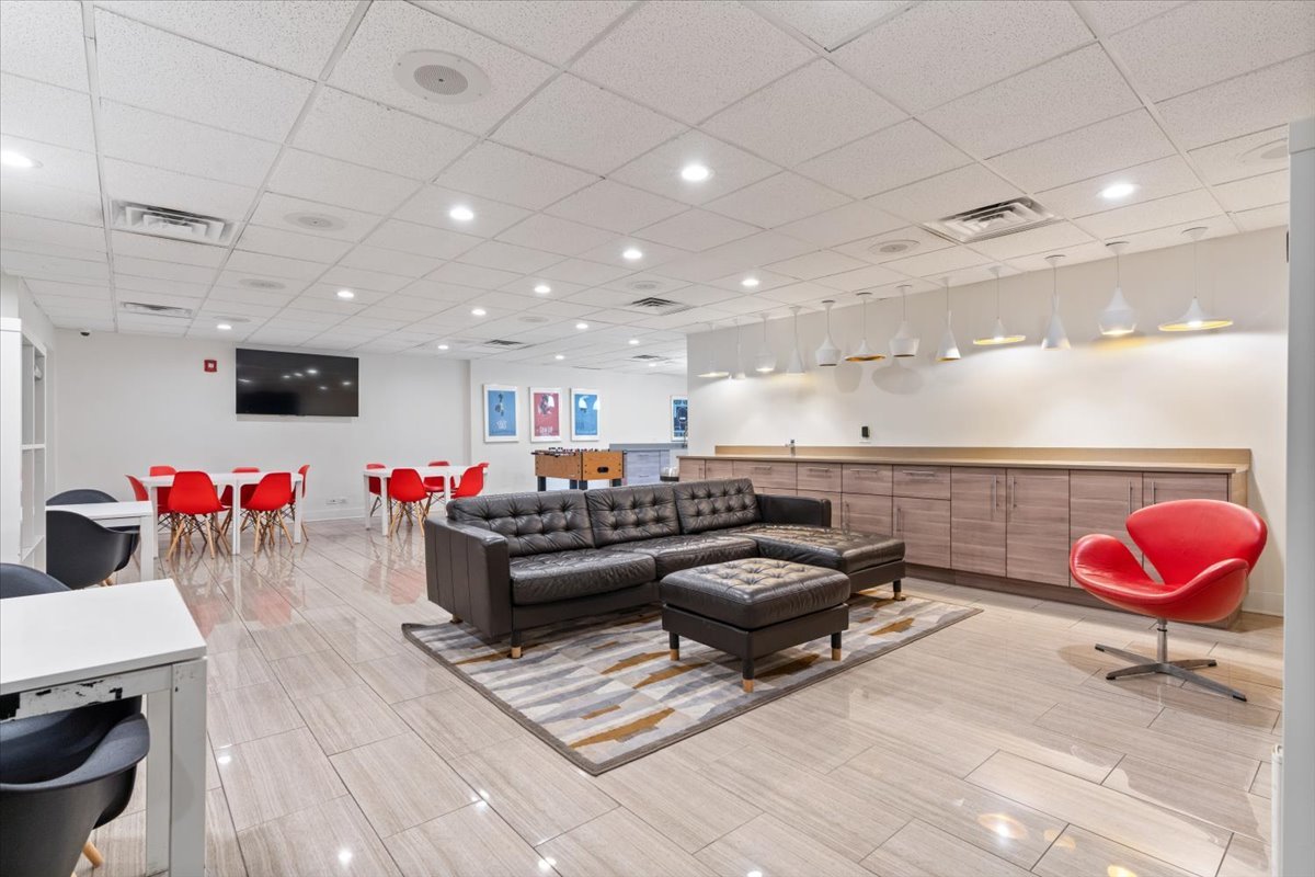1221 N Dearborn Street Unit: 604S