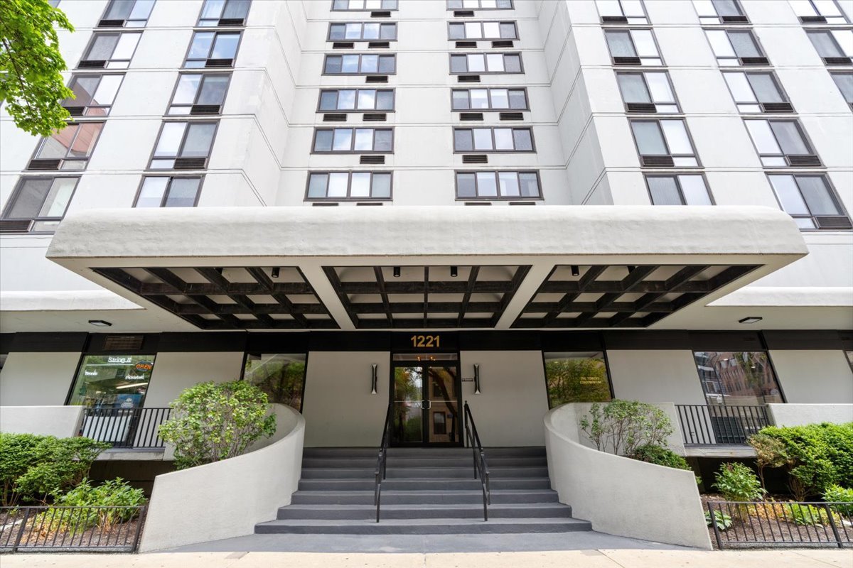 1221 N Dearborn Street Unit: 604S