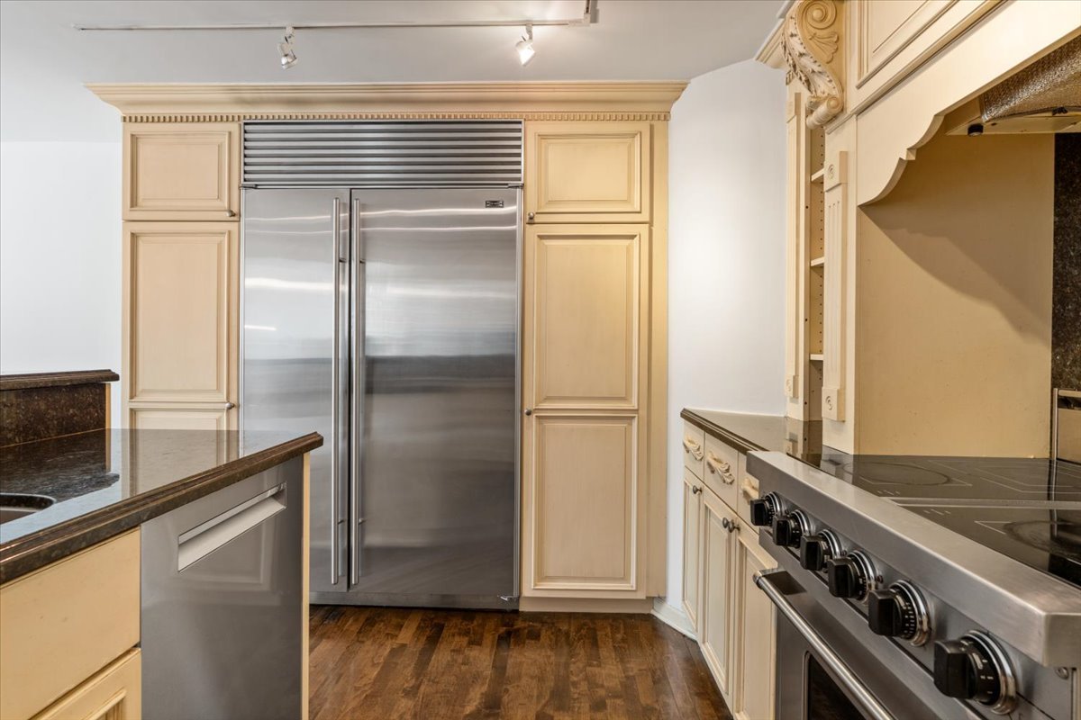 1221 N Dearborn Street Unit: 604S