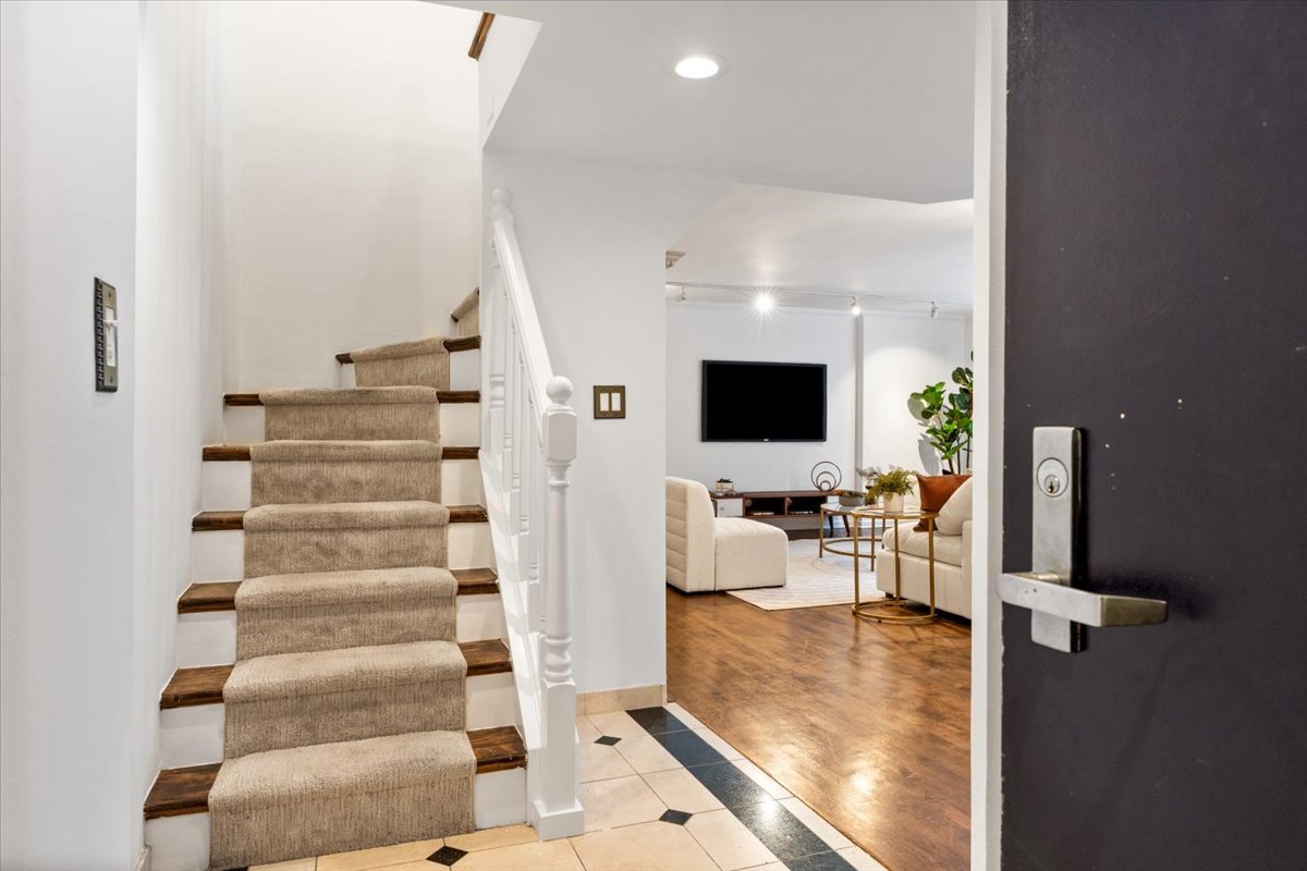 1221 N Dearborn Street Unit: 604S