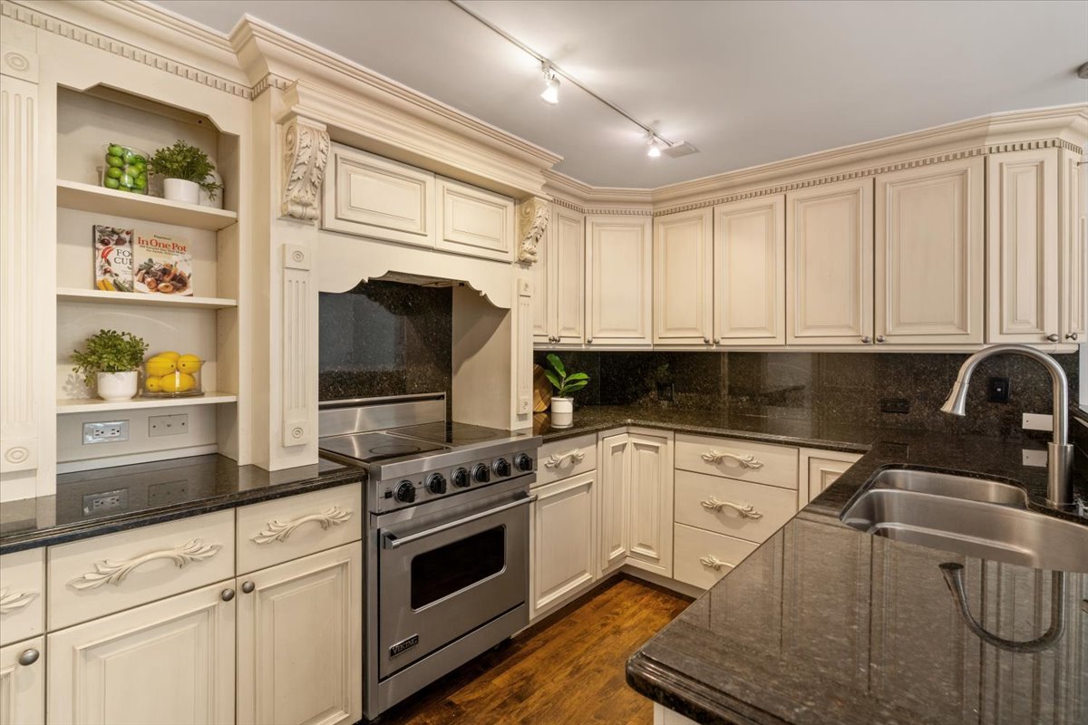 1221 N Dearborn Street Unit: 604S