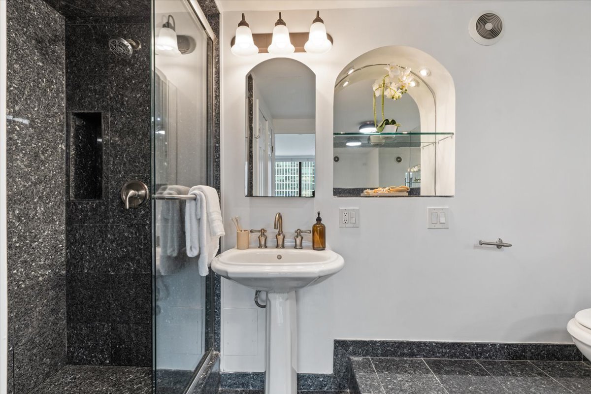 1221 N Dearborn Street Unit: 604S