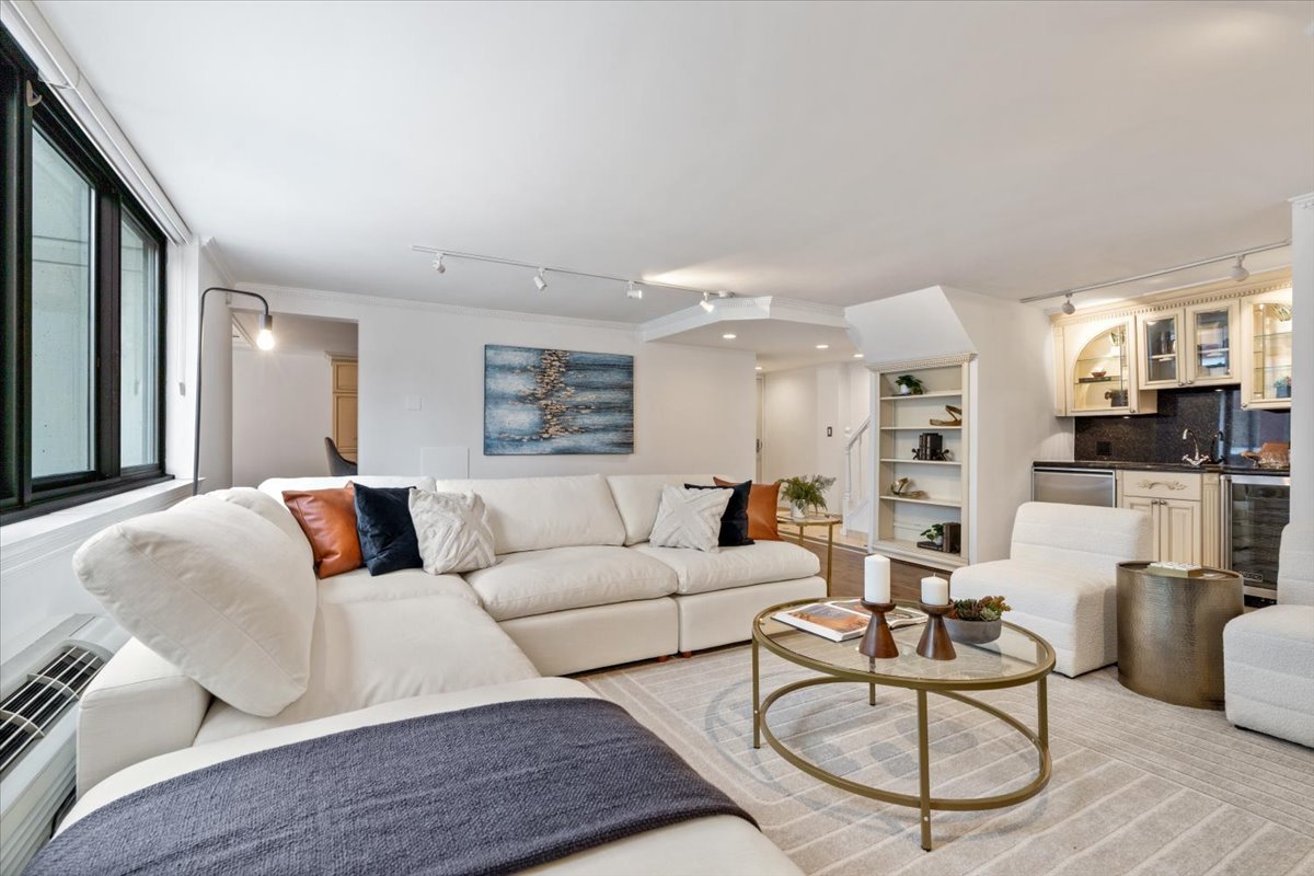 1221 N Dearborn Street Unit: 604S