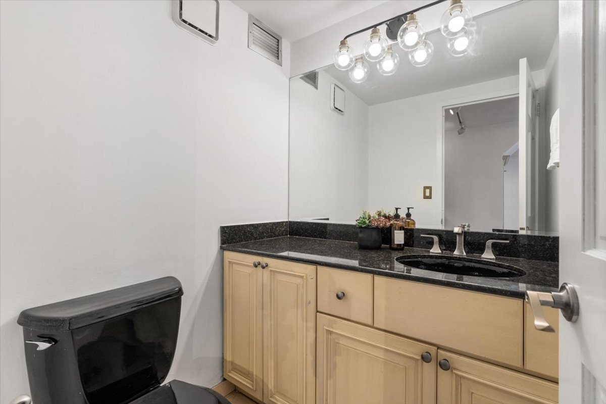 1221 N Dearborn Street Unit: 604S
