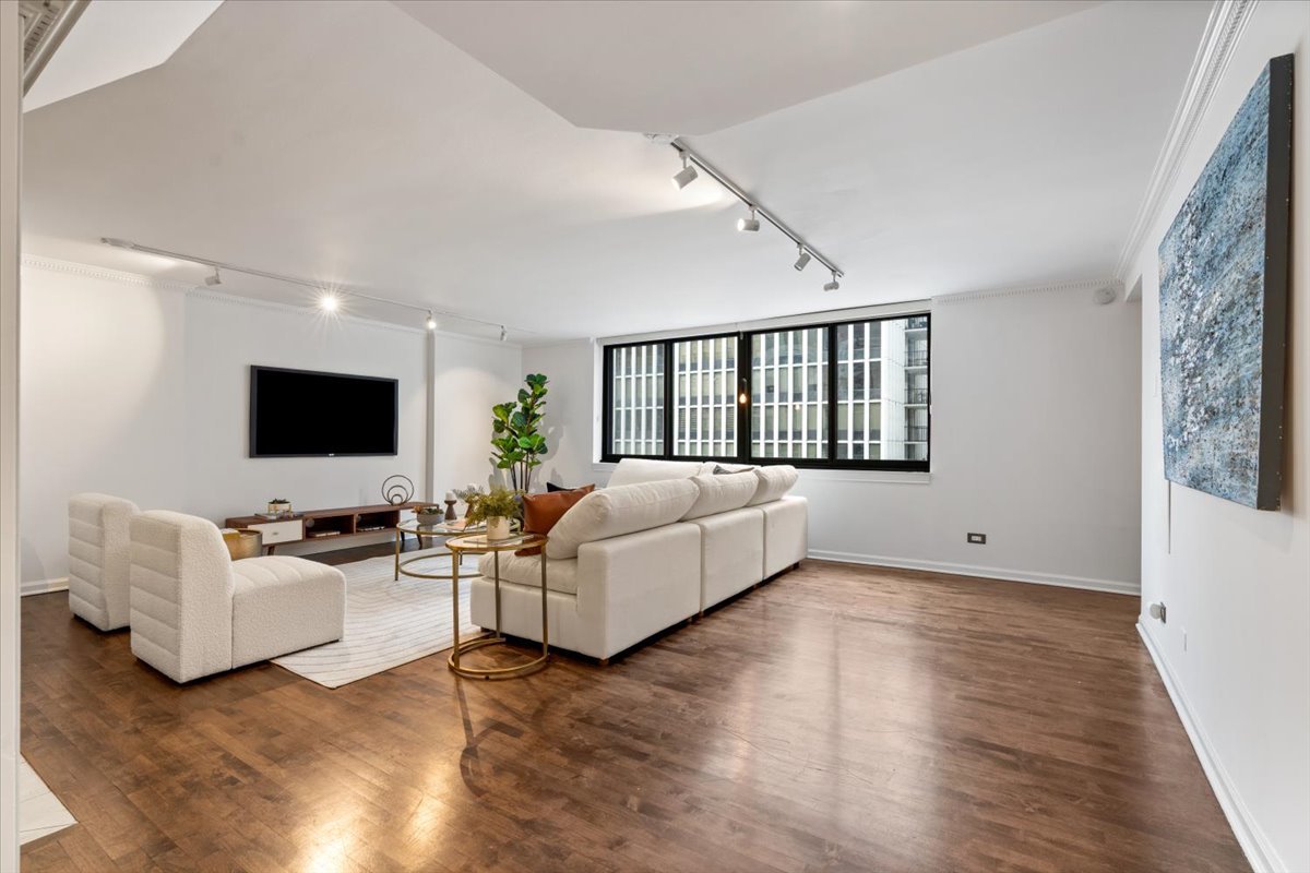 1221 N Dearborn Street Unit: 604S