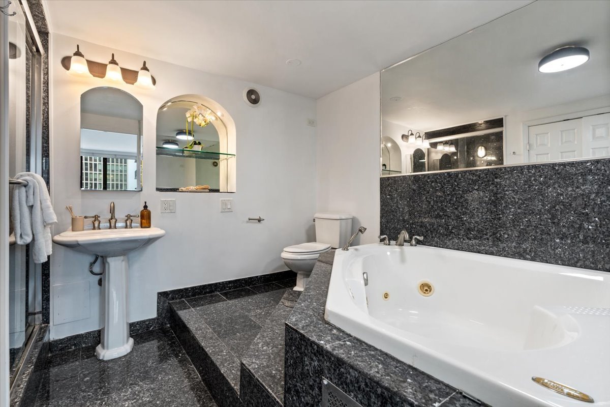 1221 N Dearborn Street Unit: 604S