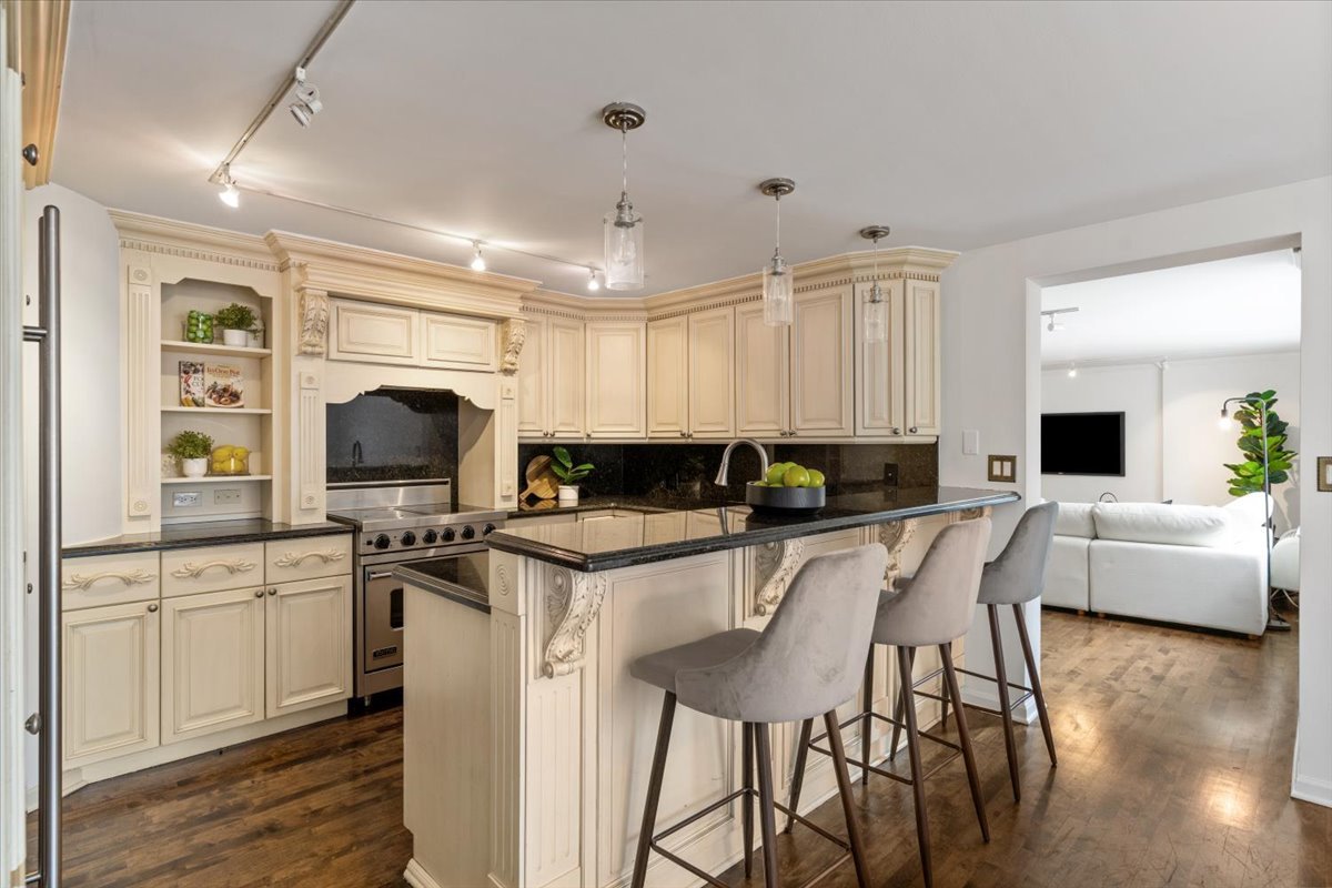 1221 N Dearborn Street Unit: 604S