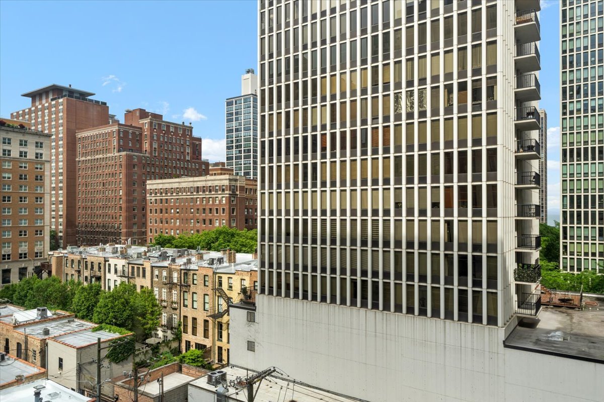 1221 N Dearborn Street Unit: 604S