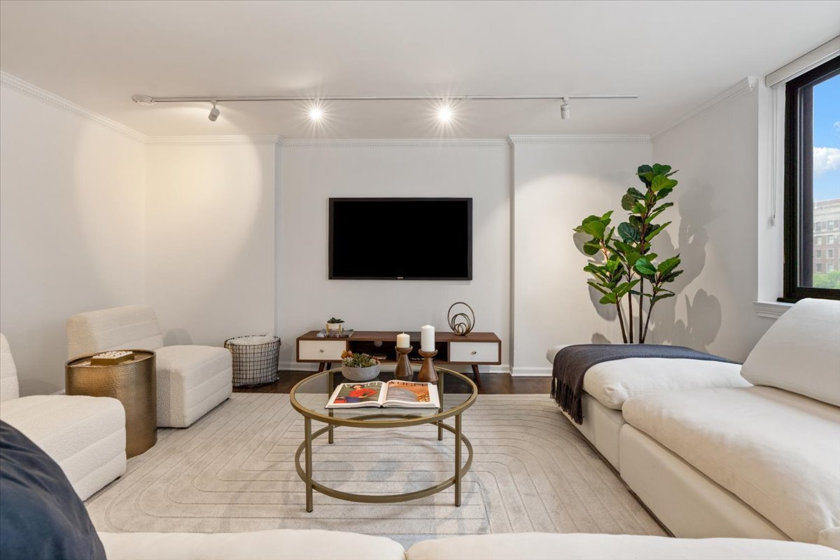 1221 N Dearborn Street Unit: 604S
