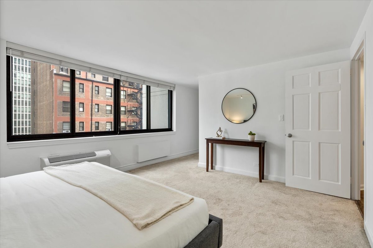 1221 N Dearborn Street Unit: 604S