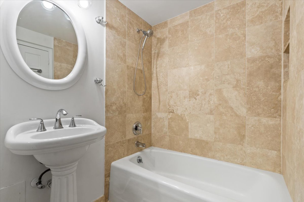 1221 N Dearborn Street Unit: 604S