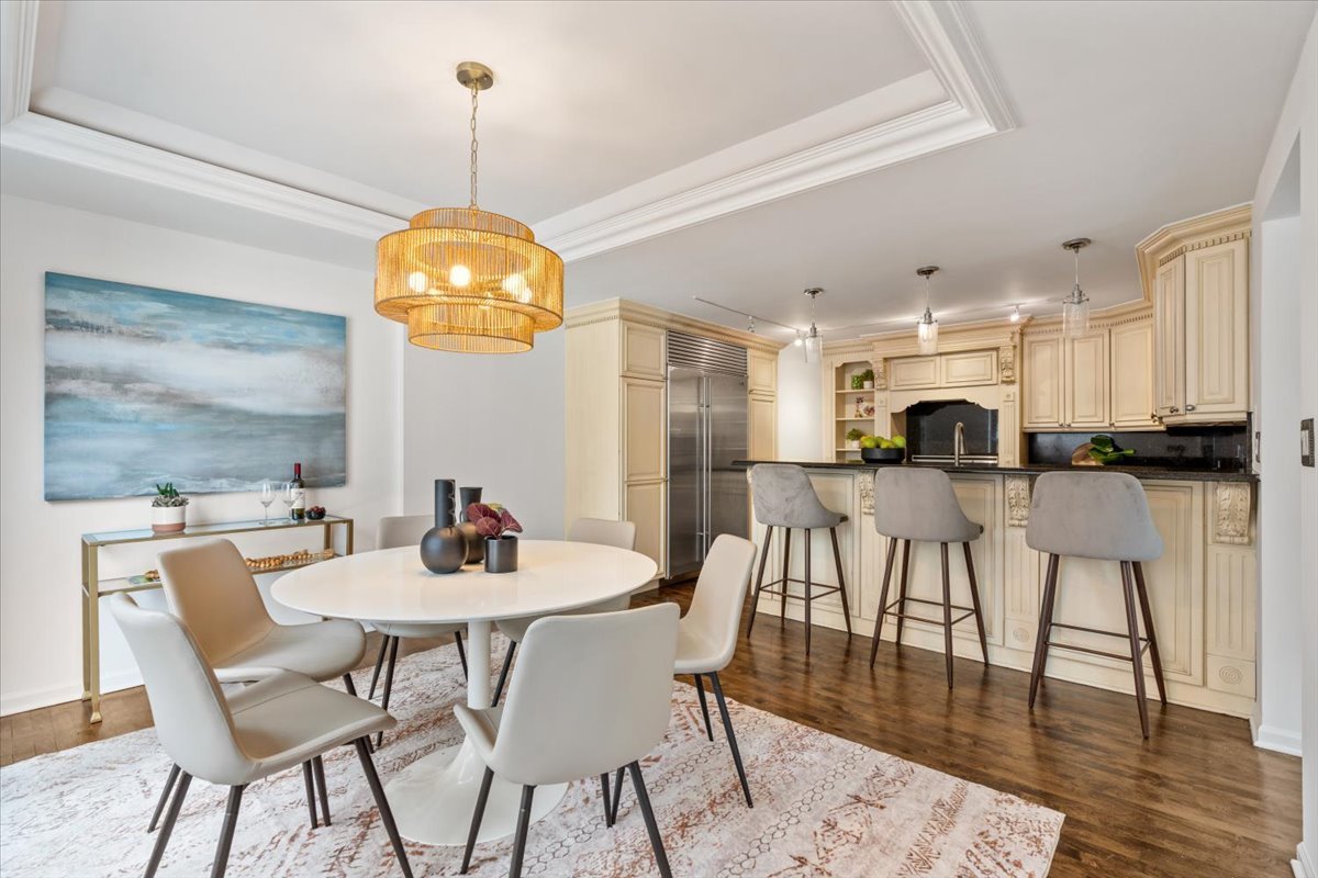 1221 N Dearborn Street Unit: 604S