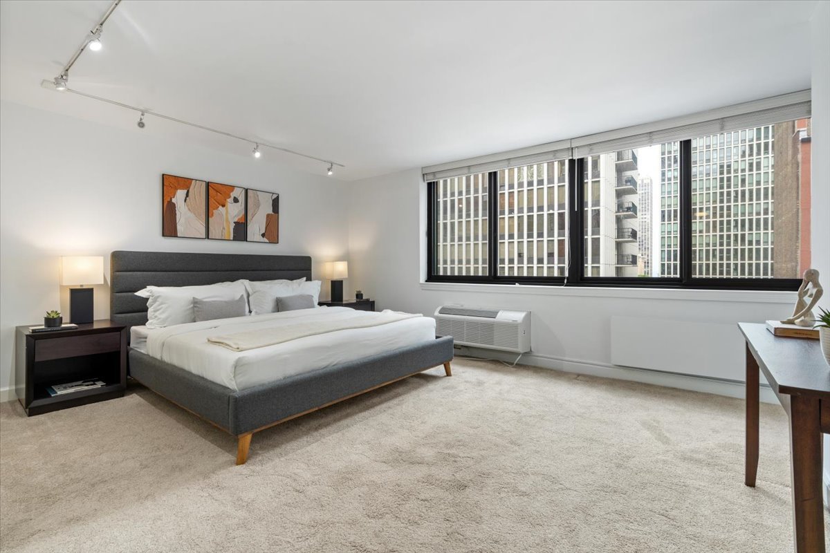 1221 N Dearborn Street Unit: 604S