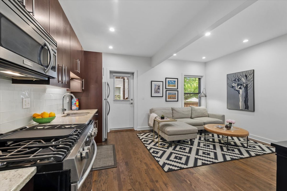1454 W Roscoe Street Unit: 1W