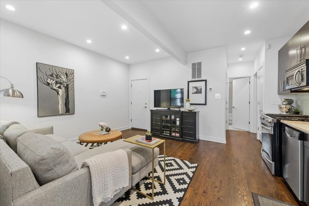 1454 W Roscoe Street Unit: 1W
