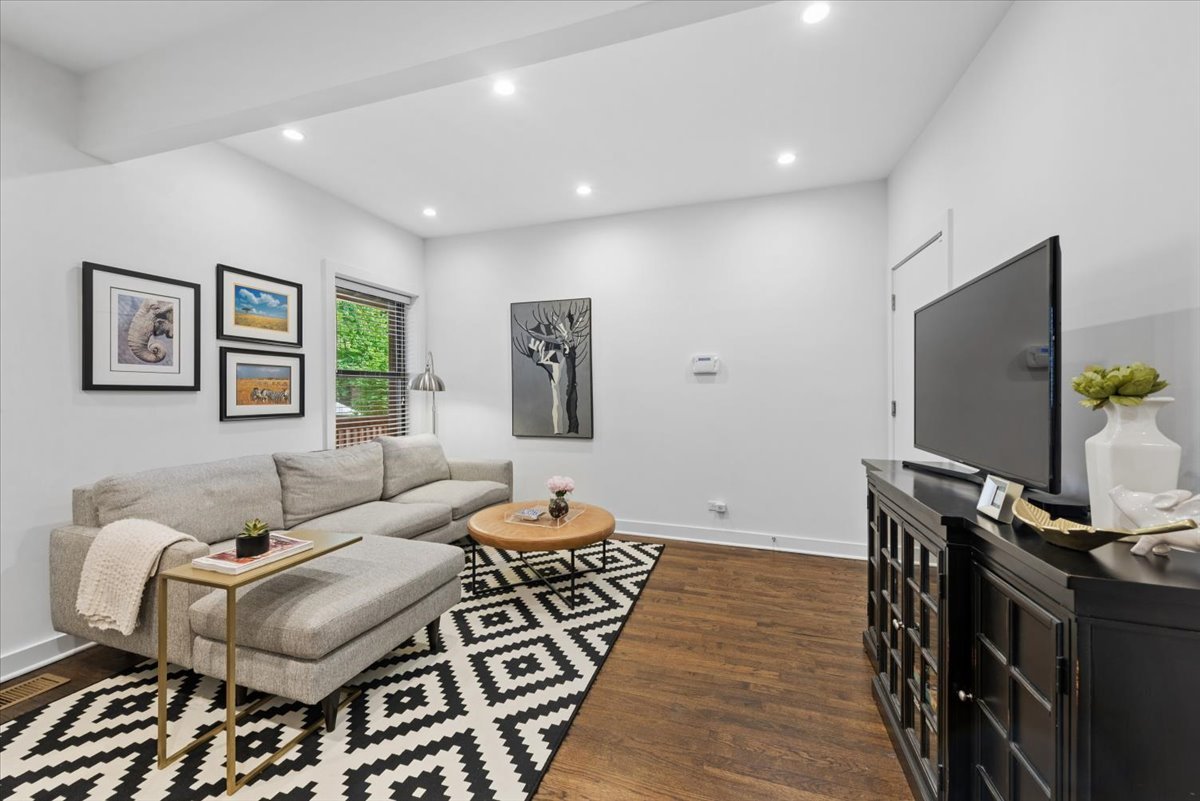 1454 W Roscoe Street Unit: 1W