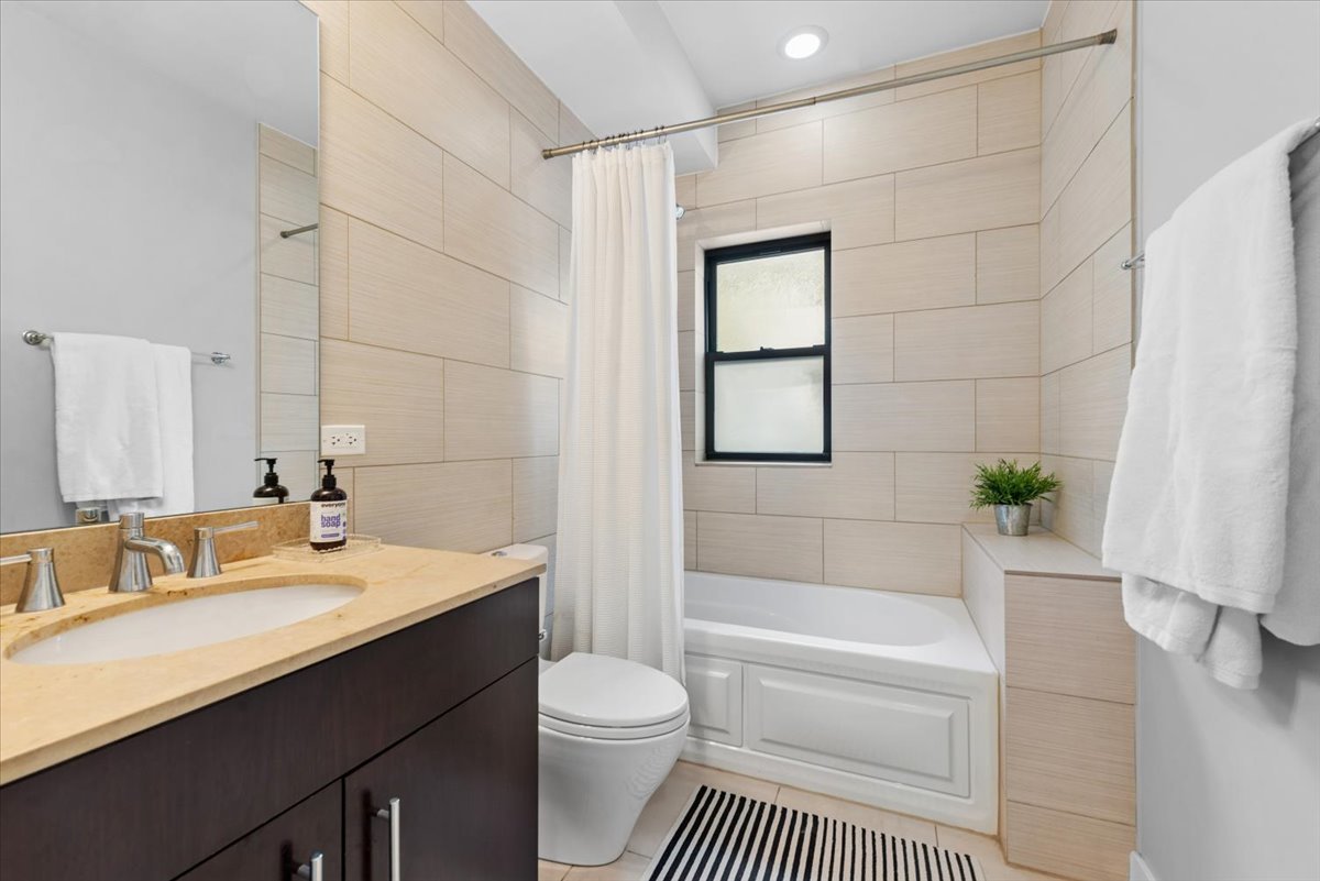 1454 W Roscoe Street Unit: 1W
