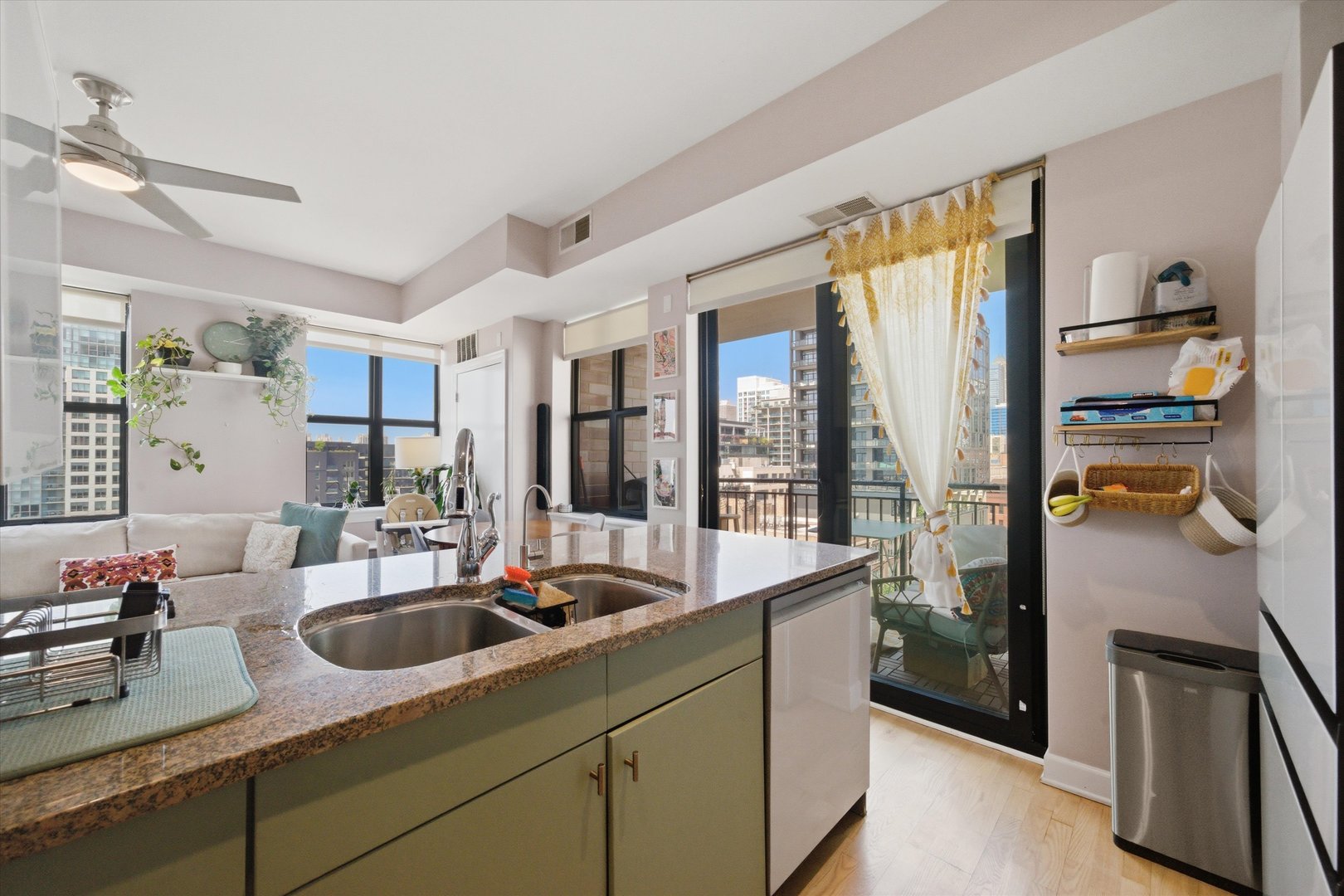 451 W Huron Street Unit: 907