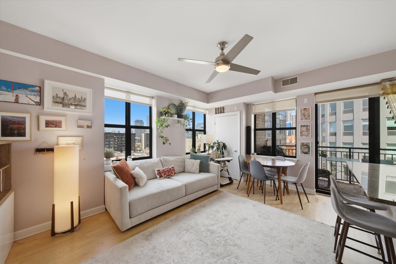 451 W Huron Street Unit: 907