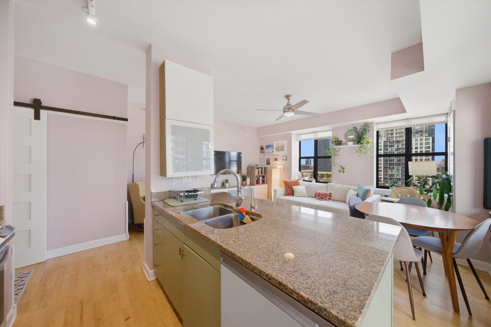 451 W Huron Street Unit: 907