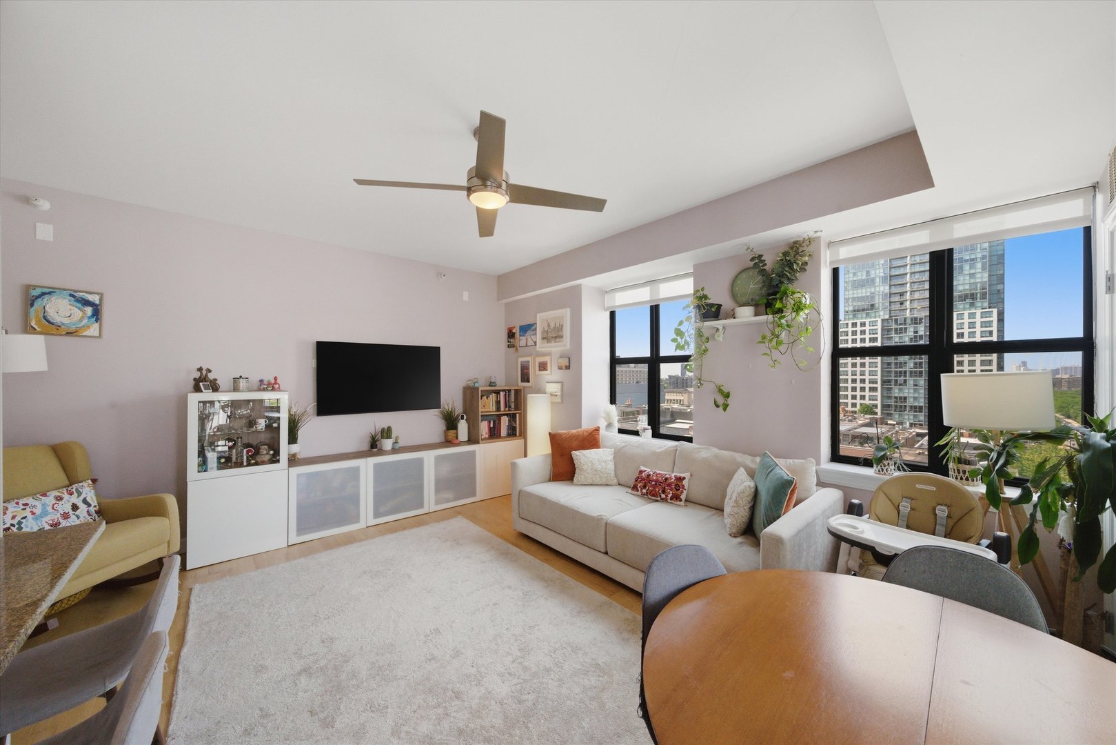 451 W Huron Street Unit: 907
