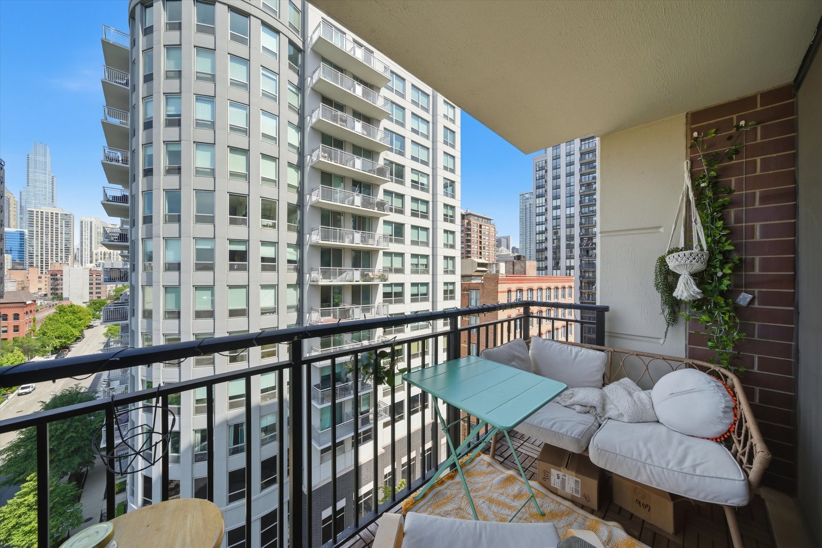 451 W Huron Street Unit: 907
