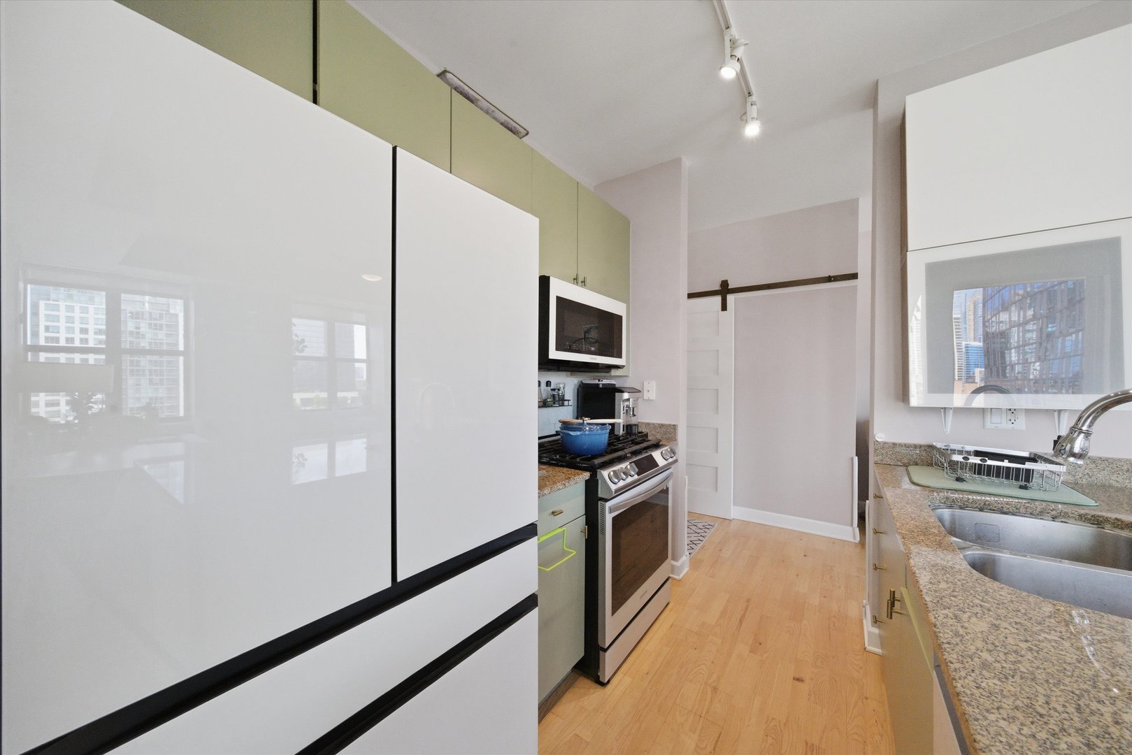 451 W Huron Street Unit: 907