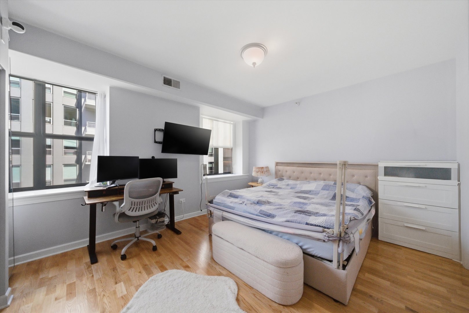 451 W Huron Street Unit: 907