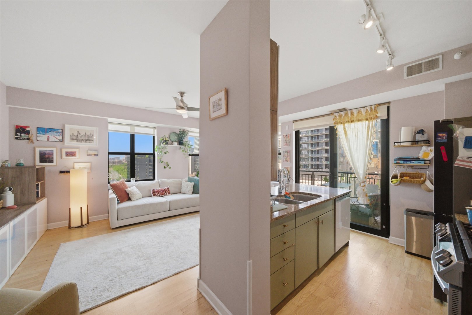 451 W Huron Street Unit: 907