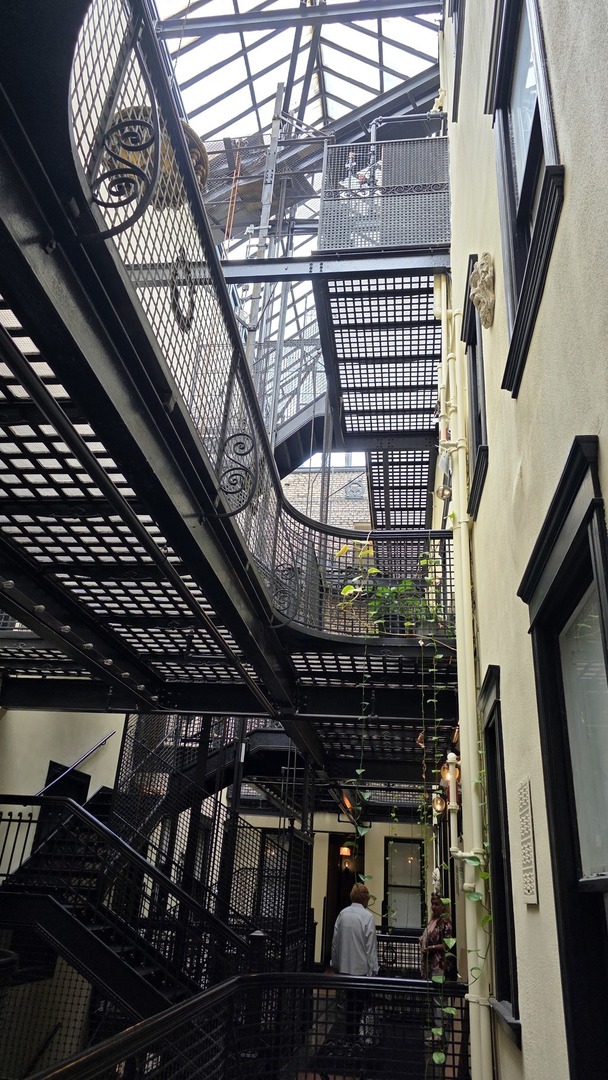 2800 N Pine Grove Avenue Unit: 7F